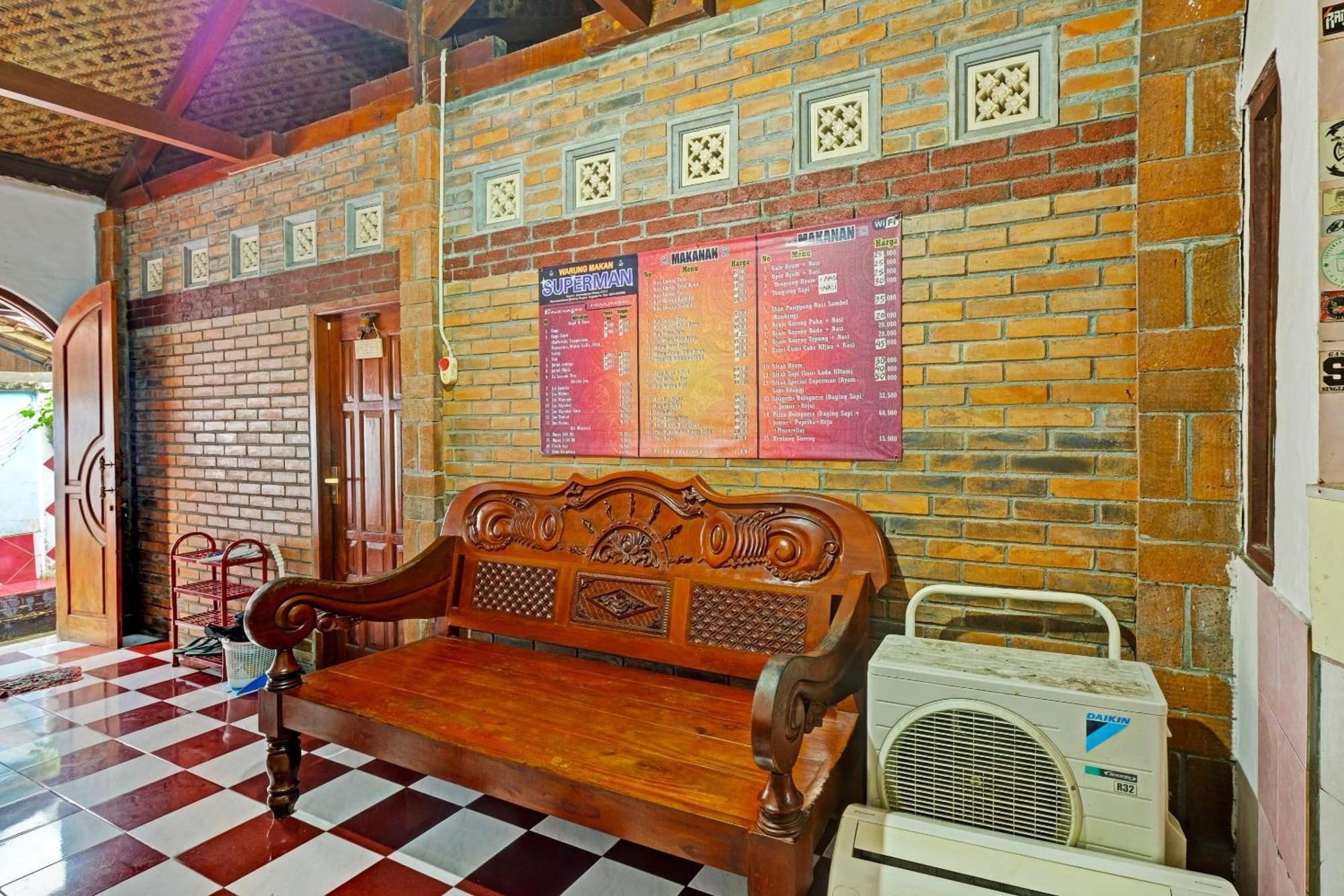 Spot On 91915 Homestay Superman Джокьякарта Экстерьер фото