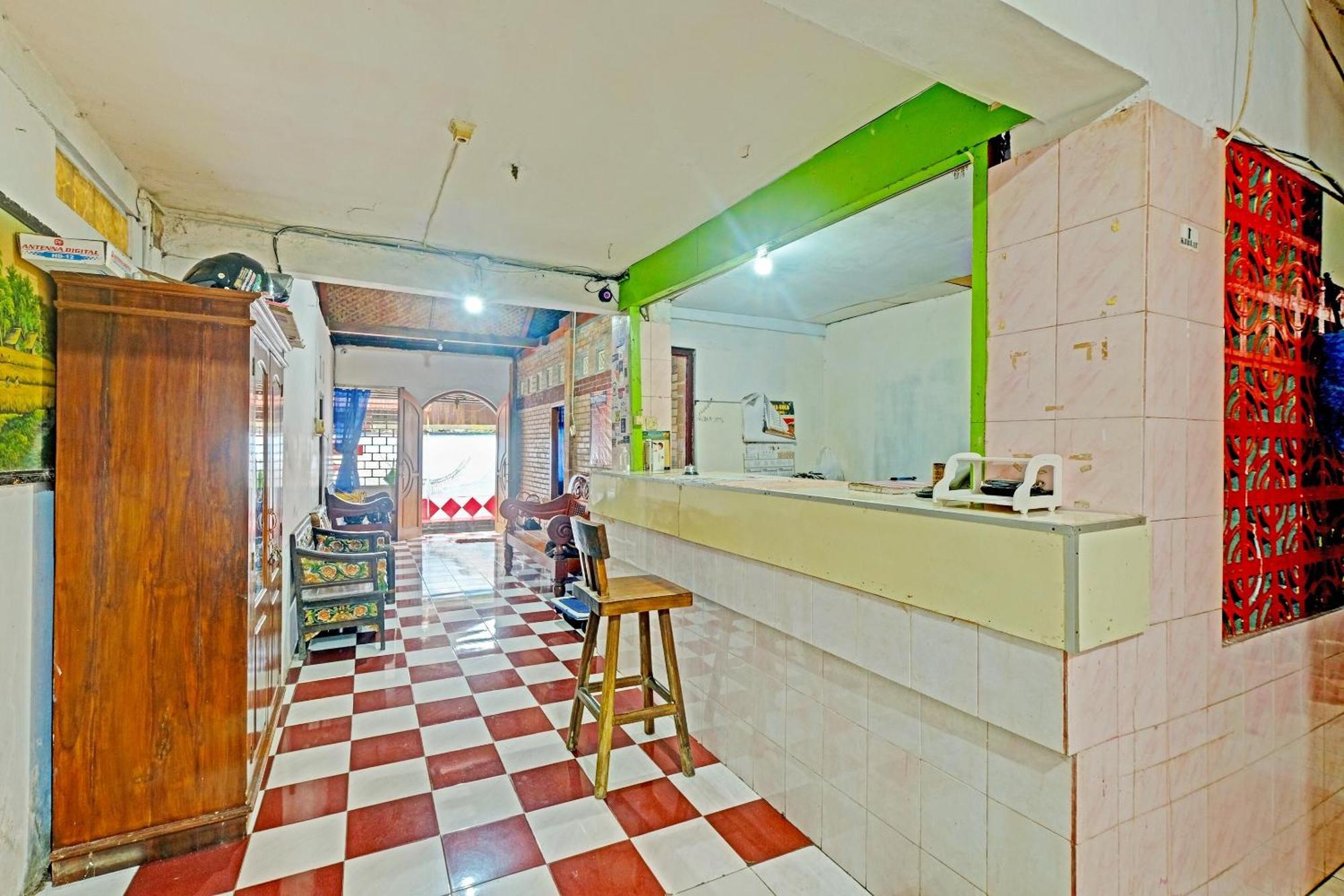 Spot On 91915 Homestay Superman Джокьякарта Экстерьер фото
